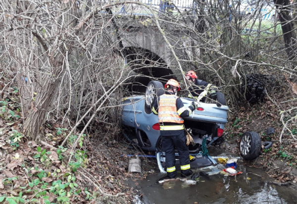 Osobní automobil skončil po nehodě v potoce, řidička se zraněním v nemocnici