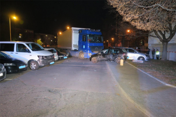 Řidič kamionu sjel ze silnice na parkoviště a naboural 14 osobních vozů. V dechu měl alkohol