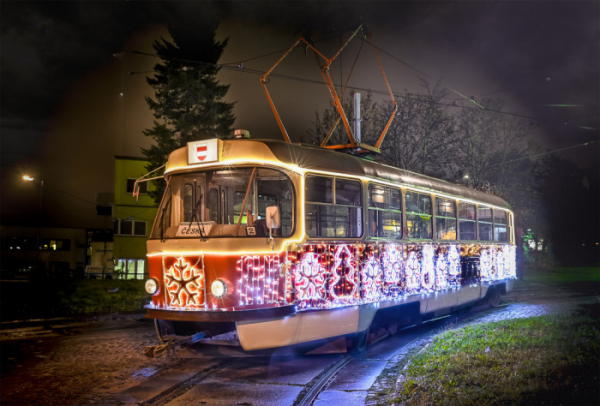 V Brně se do centra města vydají speciální vánoční a PFkové tramvaje