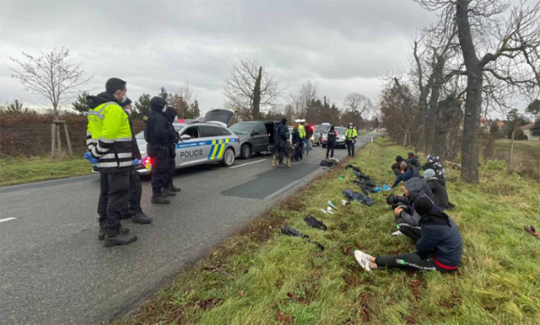 Dva policejní zátarasy prorazil zběsile ujíždějící cizinec s devíti migranty v autě 