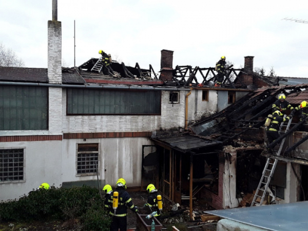Devět hasičských jednotek likvidovalo požár rodinného domu na Brněnsku