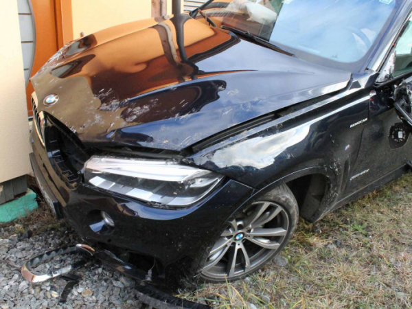 Muž nezvládl parkování, škoda na BMW  je více než čtvrt miliónu korun