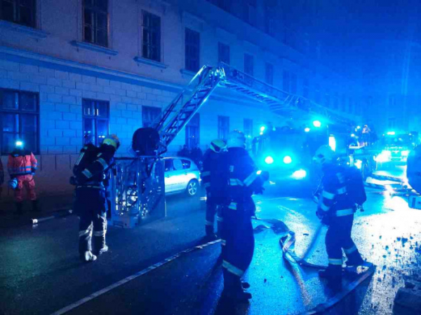 V Brně hořel opuštěný dům, požár likvidovalo šest jednotek hasičů 