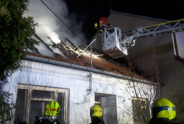 Při požáru rodinného domu na Brněnsku zemřel jeden člověk. Škoda přesahuje milion korun