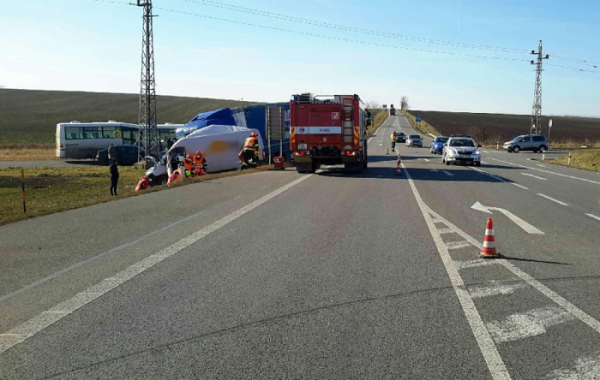 Při nehodě dodávky a kamionu na hlavním tahu mezi Znojmem a Pohořelicemi se zranili dvě osoby