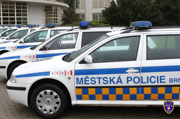 Ženu na zastávce v Brně okradli o kabelku a mobil, strážnici rychle dopadli osm podezřelých