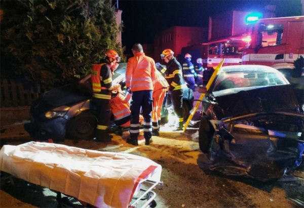 Při střetu dvou osobních vozů v Rosicích na Brněnsku museli hasiči vyprošťovat zraněnou řidičku