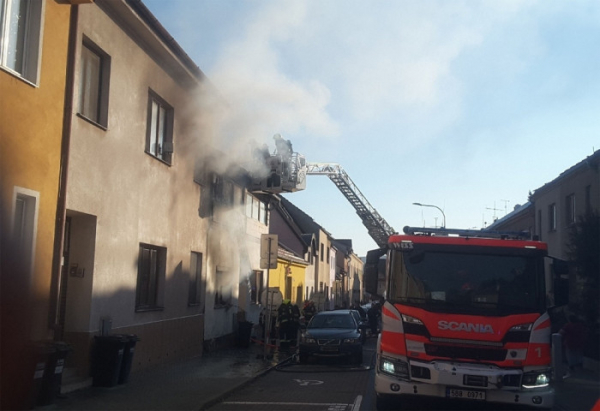 Čtyři jednotky brněnských hasičů likvidovaly požár rodinného domu v Žabovřeskách