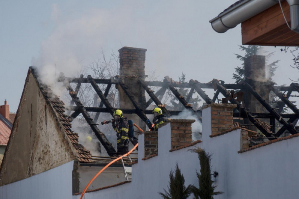 V Brně zničil požár střechu rodinného domu, škoda je v řádu statisíců korun