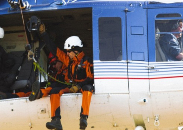 Dukovanští lezci využili konec odstávky k nácviku záchrany osob z chladicí věže pomocí vrtulníku
