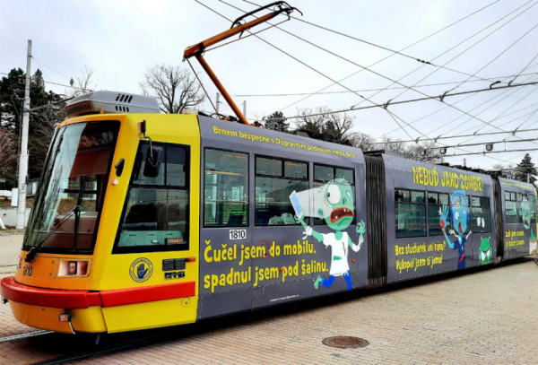 Dopravní podnik města Brna představil zombie tramvaj, která je symbolem nové bezpečnostní kampaně