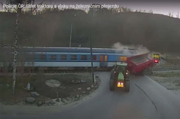 Řidič traktoru vjel na přejezd na červenou, osobní vlak smetl vlek