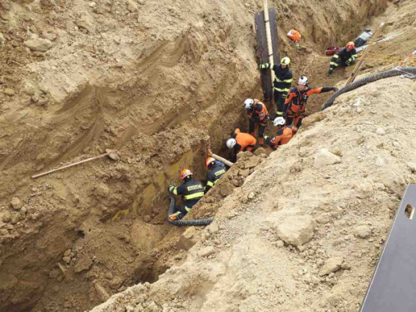 Dělníka na Vyškovsku zasypala zemina ve čtyři metry hlubokém výkopu