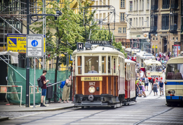 Dopravní nostalgie nabídne historické vozy v ulicích a otevřenou trolejbusovou vozovnu v Komíně
