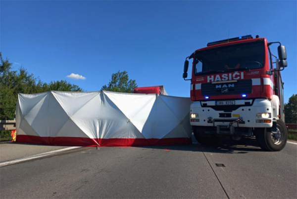 Při střetu dvou nákladních vozidel na dálnici D2 ve směru na Brno zemřel jeden z řidičů