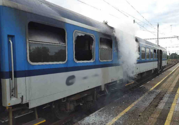 Na nádraží v obci Vranovice likvidovali hasiči požár železničního vagónu, škoda je 1,2 mil. korun