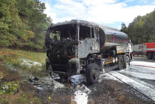 Sedm jednotek hasičů likvidovalo požár nákladního vozidla převážejícího asfalt