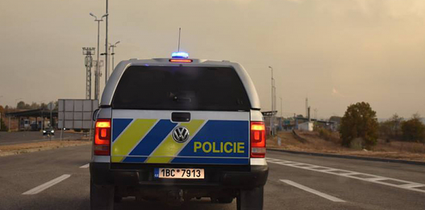 Převaděč ujíždějící před policisty havaroval u Břeclavi, v dodávce vezl 29 migrantů ze Sýrie