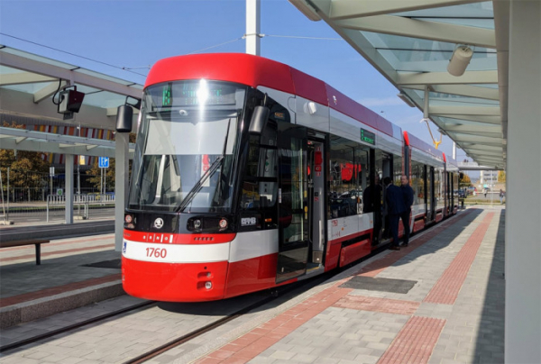 Do Brna dorazila nová obousměrná tramvaj. S cestujícími poprvé vyjede v polovině prosince