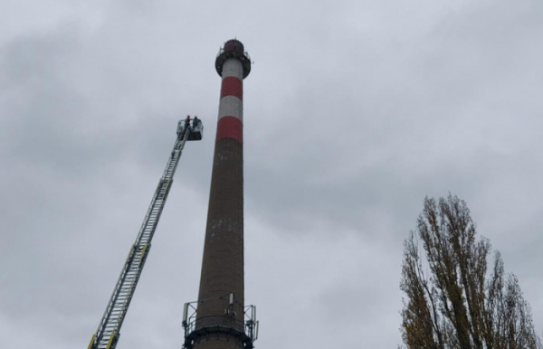 Sebevrah chtěl v Brně skočit z 80 metrů vysokého komína. Hasiči ho zachránili po sedmi hodinách