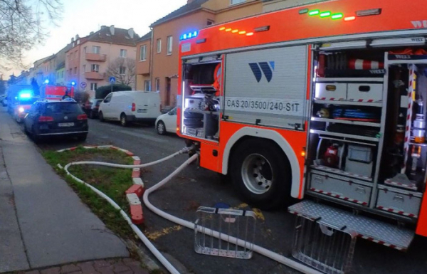 Ve vyhořelém bytě v Brně našli hasiči osobu bez známek života