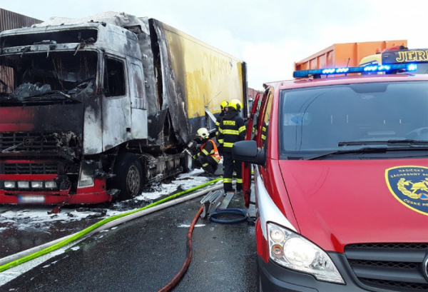 Hasiči Jihomoravského kraje zasahovali několik hodin u hořícího kamionu na D1 u Ostrovačic