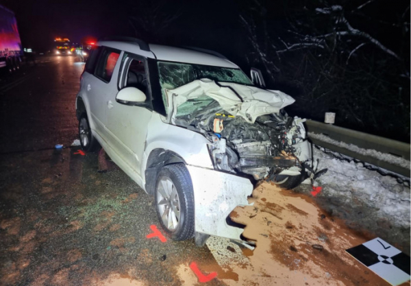 Čelní střet osobního auta s kamionem skončil tragicky. Zemřel řidič automobilu i přepravované dítě