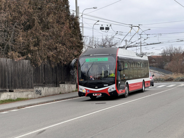 První trolejbus Mario složený v DPMB vyjíždí na zkušební jízdy. Cestující poprvé sveze v květnu