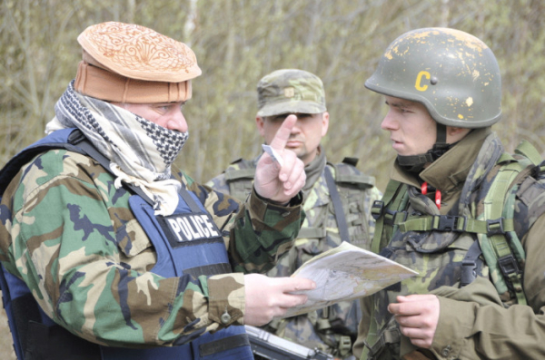 Česká armáda připravuje novináře na přežití ve válečných oblastech
