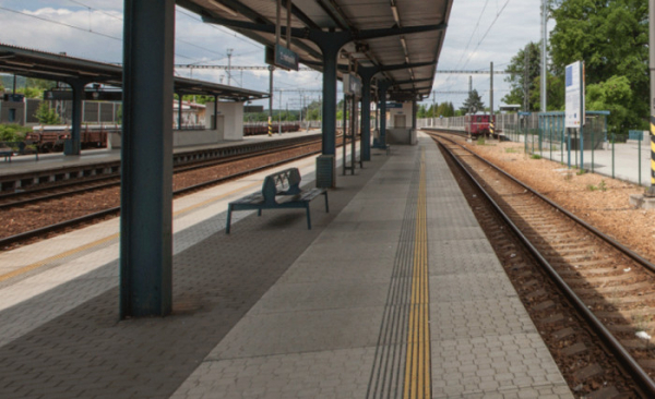 Stanice a zastávky mezi Brnem a Blanskem nabízejí pohodlný přístup k vlakům