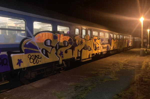 Sprejeři poškodili v Brně historickou vlakovou elektrickou jednotku