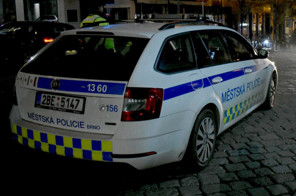 Brno: Opilý muž stříkal pepřovým sprejem po cestujících v čekárně, další hlavou rozbil skleněnou výplň vstupu do podchodu