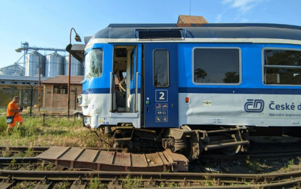 Na přejezdu v Božicích na Znojemsku se střetl osobní vlak s náklaďákem, který převážel bagr