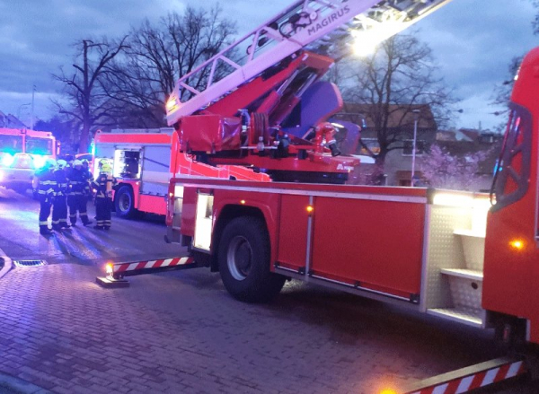 Při požáru ubytovny na Blanensku museli hasiči evakuovat 37 osob, 5 z nich skončilo v péči záchranné služby