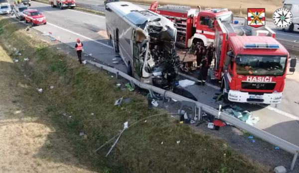 Při srážce dvou autobusů na D2 u Brna jeden z řidičů zemřel, dalších 76 cestujících bylo zraněno