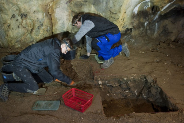 Archeologové v Kateřinské jeskyni objevili záhadné historické destičky s postavami