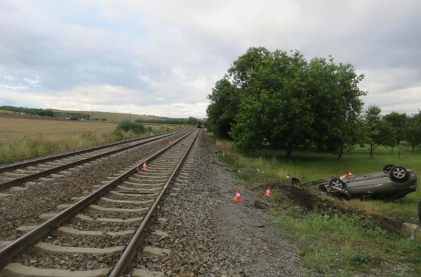 Řidička na Vyškovsku nerespektovala světla na přejezdu, po srážce s vlakem skončila s autem v příkopu