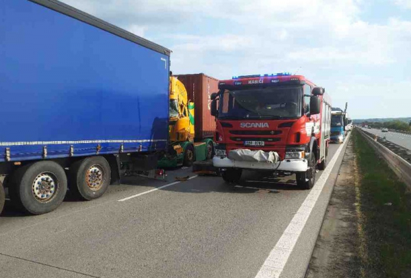 Střet dvou kamionů zablokoval dálnici D2 směrem na Brno, jednoho z řidičů museli hasiči vyprošťovat