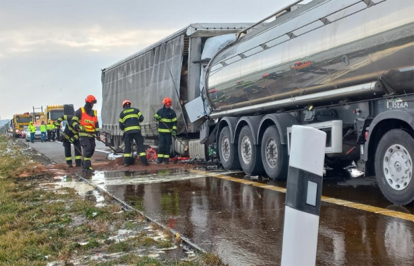 Na dálnici D2 omezila provoz ve směru na Brno srážka tří kamionů