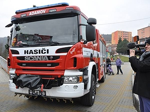 Adamovští dobrovolní hasiči převzali nové zásahové auto 