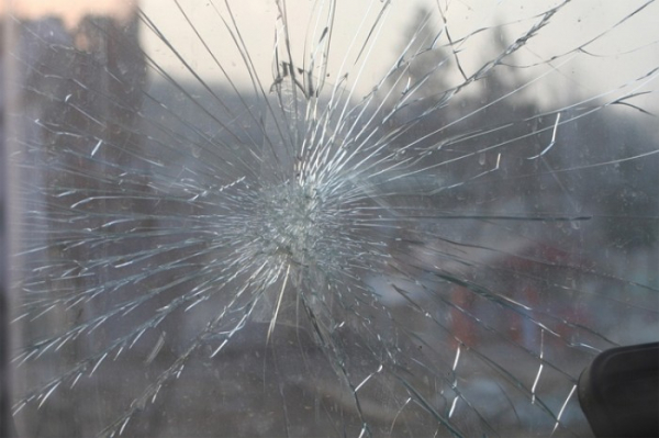 Dva mladí muži údajně rozbili okno baru, obsluha je do podniku nechtěla pustit