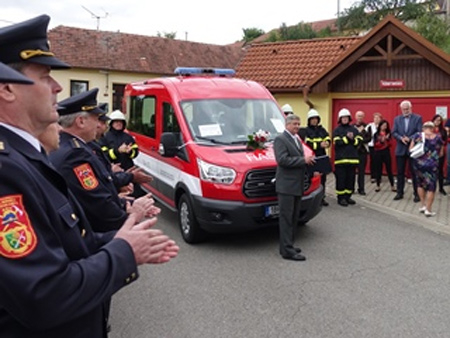  Nové hasičské vozidlo žehnali v Malé Roudce - Skočově Lhotě